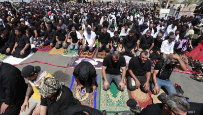 تحت أشعة الشمس الحارقة.. مناصرو "الصدر" يؤدون صلاة الجمعة ويصرون على مطالبهم