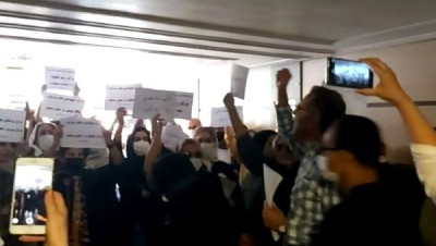 طلاب يواجهون مسؤولا إيرانيا بهتاف "الموت لخامنئي" ودعوات لمظاهرات في "أربعينية أميني"