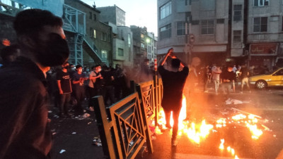 عقوبات تصل إلى الإعدام.. إيران تبدأ محاكمة الموقوفين في الاحتجاجات