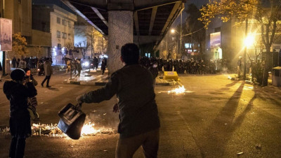 إضرابات واحتجاجات طلابية واسعة في الجامعات الإيرانية والأمن يعتقل صحافيا في طهران