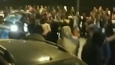 إيرانيون ينزلون إلى الشوارع ابتهاجا بخروج منتخب إيران من منافسات كأس العالم