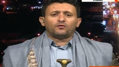 كسر جمجمة أحدهم.. قيادي حوثي بارز يعذب صحفيين معتقلين