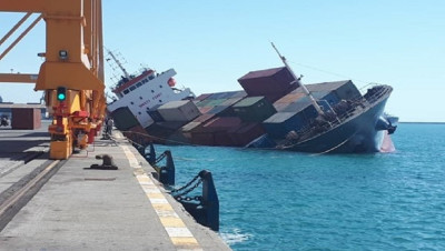 فيديو يوثق لحظة غرق سفينة تجارية إيرانية في العراق