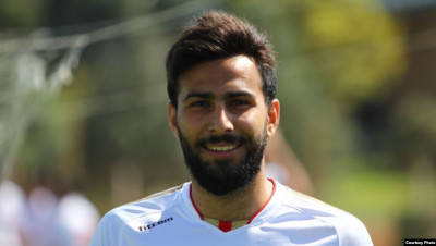 لاعب كرة قدم إيراني يواجه خطر عقوبة الإعدام