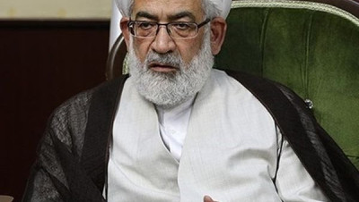 مسؤول إيراني يهدد النساء والفتيات اللواتي يخلعن الحجاب الإجباري