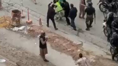 الأمن الإيراني يحاصرا مسجدا في زهدان ويعتدي بالضرب على حارس