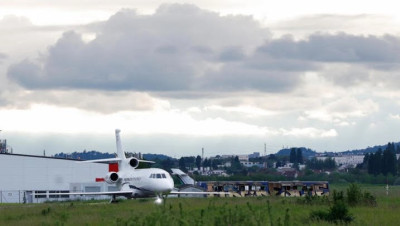 باريس تستعيد مواطنين فرنسيين محتجزين في إيران