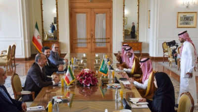 ما سبب تغيير مكان انعقاد المؤتمر الصحفي بين وزير خارجية السعودية وإيران؟