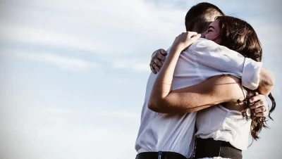 تفسير العناق في المنام: حب واشتياق أم تحذير؟