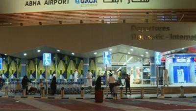 حريق بطائرة مدنية في مطار أبها السعودي بقصف حوثي والتحالف يتوعد 