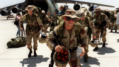 بالآلاف.. أمريكا ترسل قوات ومعدات عسكرية إلى السعودية