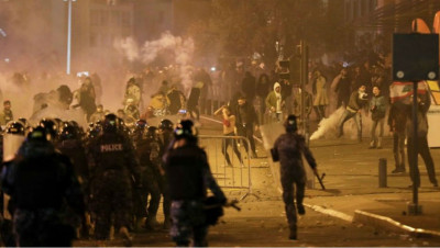 لبنان.. مواجهات عنيفة بين المتظاهرين وقوى الأمن في بيروت