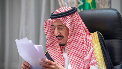 العاهل السعودي يدعو المجتمع الدولي لاتخاذ موقف إزاء المشروع الإيـراني