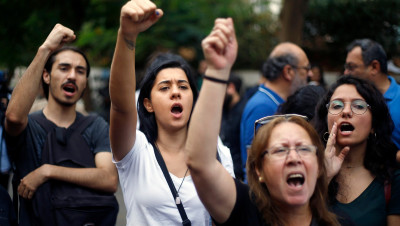 "ثورة الوعي ضد الطائفية" تنتصر.. الحريري يعلن استقالته