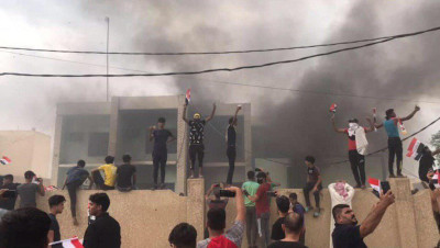 متظاهرو العراق يحرقون مقرات أحزاب وميليشيات تابعة لإيران