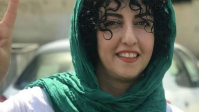 بعد ثماني سنوات ونصف.. إيران تفرج عن الحقوقية نرجس محمدي