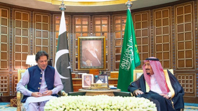 بعد طهران.. عمران خان يصل الرياض ويلتقي العاهل السعودي