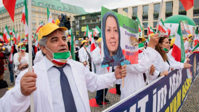 في تجمع غير مسبوق.. معارضة إيـران تدعو لانتفاضة شعبية ضد النظام