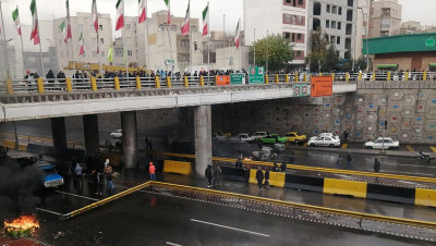 إيران.. 100 مدينة تنتفض والحرس الثوري يتوعد المتظاهرين