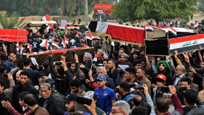 العراق.. عشائر النجف تطالب بمحاكمة القتلة ونذر مواجهة مسلحة بين ميليشيا والمحتجين