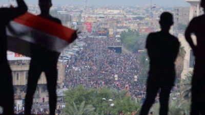 متظاهرو بغداد يكسرون حظر التجوال وميليشيات إيران ترتكب مجزرة في كربلاء