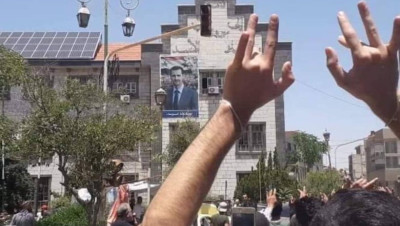 سوريون في مناطق سيطرة الأسد يهتفون للمرة الأولى ضد إيـران (فيديو)