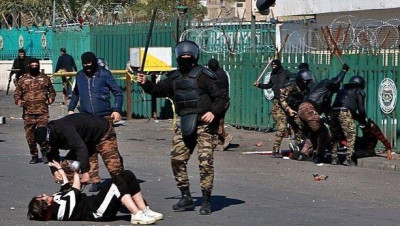 اعتداء قوات الأمن على فتاة متظاهرة يثير غضب العراقيين (صور)