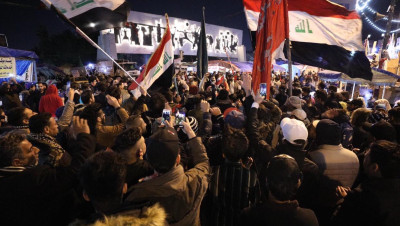 العراق.. الصدر والحشد يدعوان لمظاهرة مليونية والمتظاهرون يردون