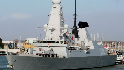 زورق إيراني مفخخ يعترض مدمرة بريطانية في البحر الأحمر