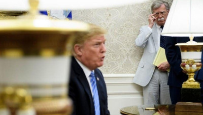 "صقر الحروب" في البيت الأبيض.. ما أبرز خلافاته مع ترامب؟