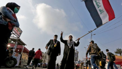 العراق.. الآلاف يتوافدون لساحات بغداد وإعفاء قادة وإغلاق طرق في الجنوب