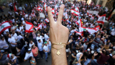 اللبنانيون يواصلون مظاهراتهم وإجراءات مشددة للجيش لحمايتها من زعران "حزب الله"