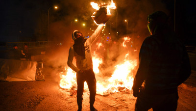 العراق.. إحراق مقر "حـزب الله" بالنجف مع بدء العد التنازلي لمهلة الناصرية