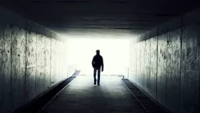 تفسير رؤية الميت يزورنا في البيت للعزباء والمتزوجة والحامل لابن سيرين والنابلسي