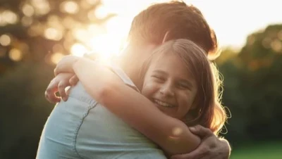 تفسير رؤية العناق في المنام: دلالات الحب والاشتياق