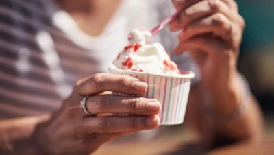 ست طرق فعّالة.. كيف تقلل رغبتك في تناول المزيد من الحلويات؟