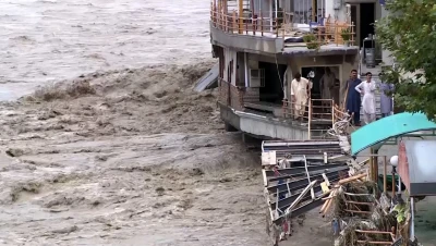 بالفيديو.. انهيارات أرضية وفيضانات مفاجئة تجتاح باكستان