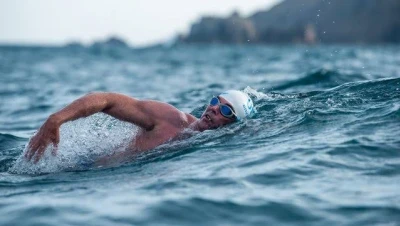 تفسير حلمت أني بعوم في البحر: بشارة بالنجاح أم تحذير من الغرق؟