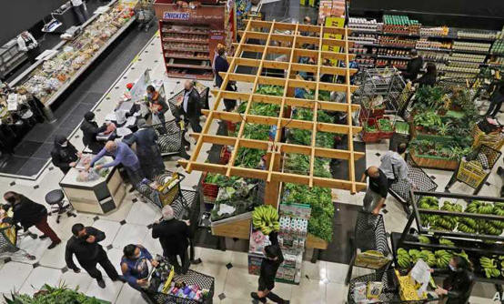 تدافع وضرب وسط سوبرماركت.. الأزمة اللبنانية تخنق البلاد (فيديو)