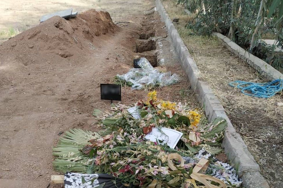 إيران تنتهك حرمة الموتى وتأمر البهائيين بدفن موتاهم في مقابر لسجناء معدومين