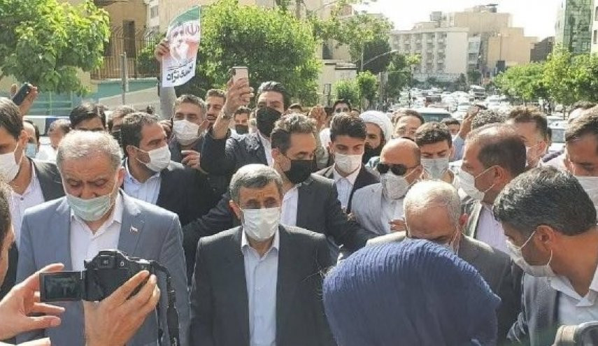 "أحمدي نجاد" يترشح رسميا للانتخابات الرئاسية في إيران