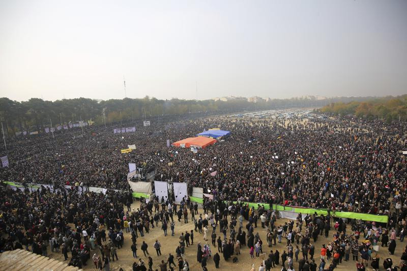 آلاف المزارعين يتظاهرون في إيران (فيديو)