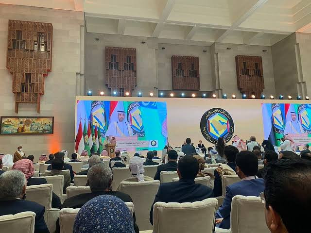 مسؤول خليجي يبدي سعادته بنجاح اليوم الأول من مشاورات الرياض بشأن اليمن