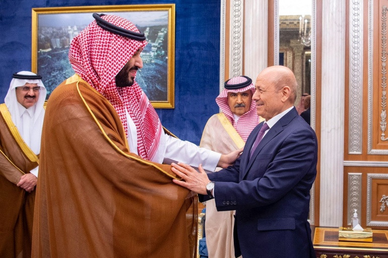 "رشاد العليمي" يدعو للضغط على الحوثيين