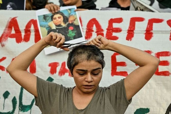 هجوم يستهدف سفارة إيران في اليونان