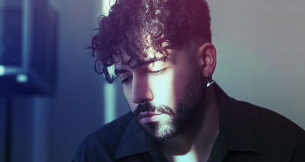 بالفيديو.. الظهور الأول لمنشد أغنية الثورة الإيرانية بعد الإفراج المشروط عنه