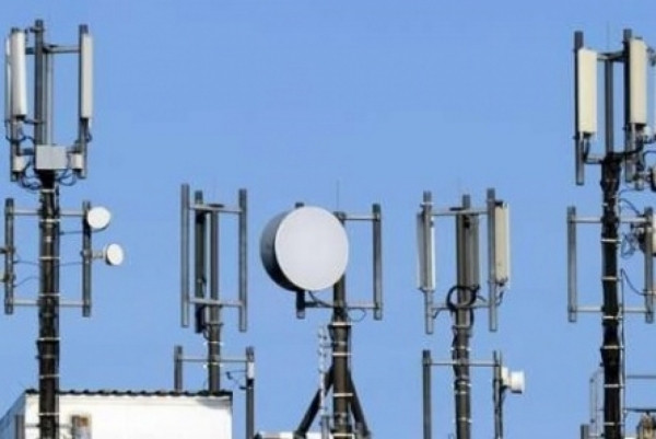 الحوثيون يستغلون سطوتهم ويحظرون برامج للتراسل