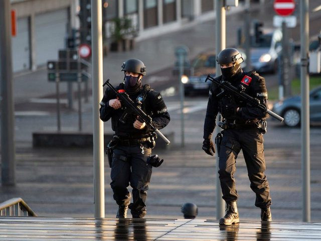 جندي إيراني يقتل زميله وثلاثة رجال من الشرطة