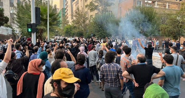 تجدد الاحتجاجات في إيران وشبان يزيلون عمائم رجال الدين في الشوارع