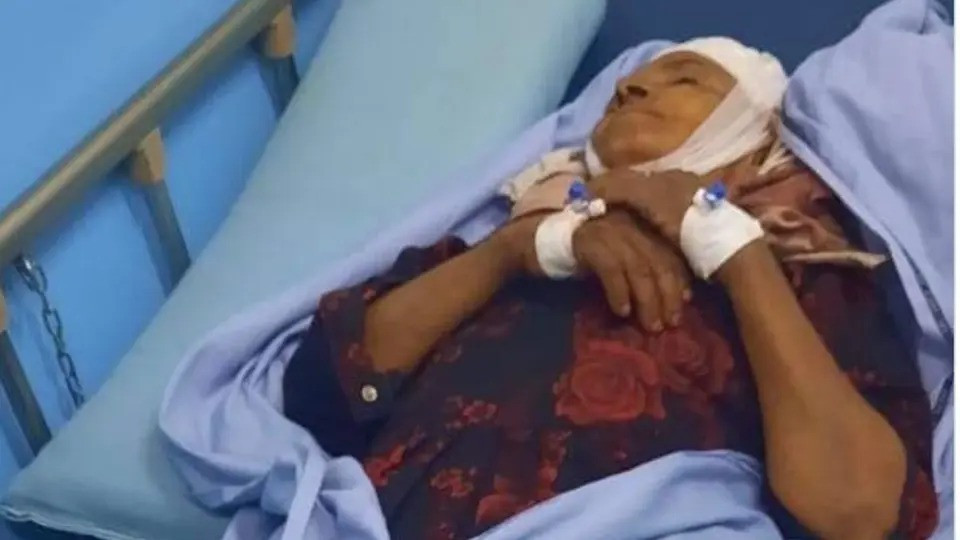 جريمة وحشية.. قيادي حوثي يرمي مسنة من سطح منزلها